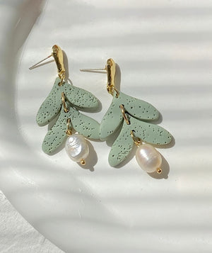 Irie Pastel Light Sage Green Plant Boho Styly Clay Dangle Earring